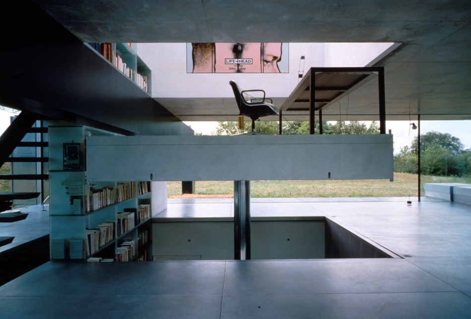 The focal point of the Maison Bordeaux house is a 10 square meter elevator platform that moves freely between the three floors.